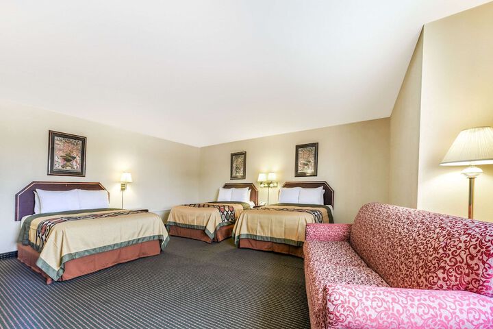 2 Queen Beds (2 of 2)