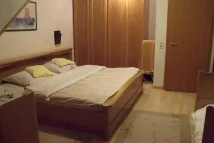 Room 3 of 7