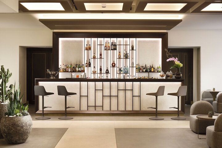 Lounge 77 of 85