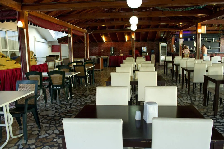 Dining 11 of 17