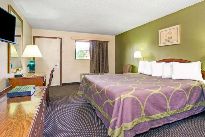 1 King Bed (8 of 8)