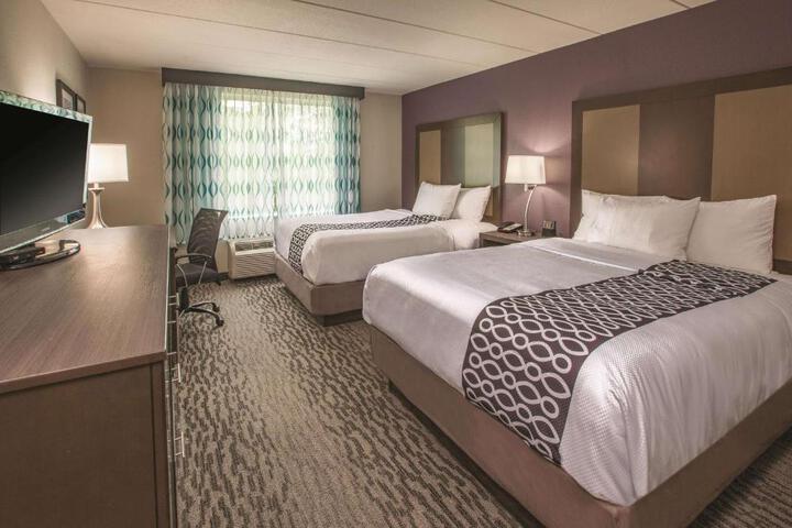 2 Queen Beds (1 of 6)