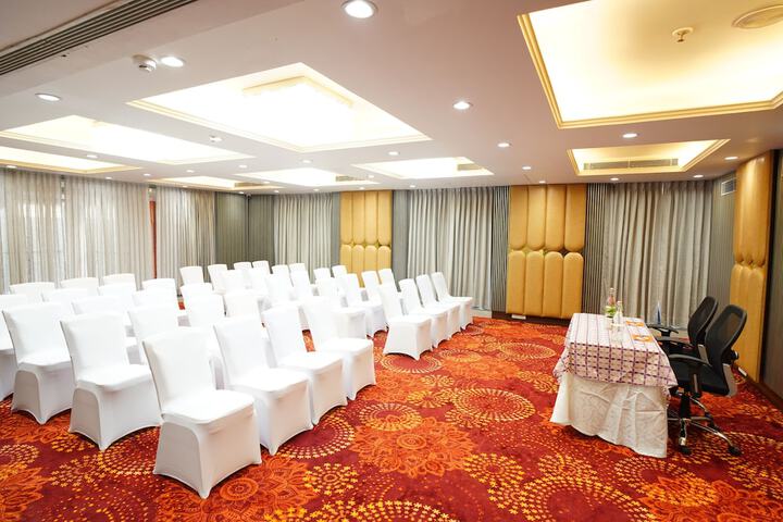 Ballroom/Hall 30 of 34