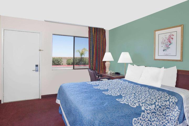 1 Queen Bed (7 of 15)
