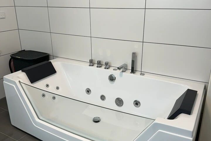 Room 6 of 25