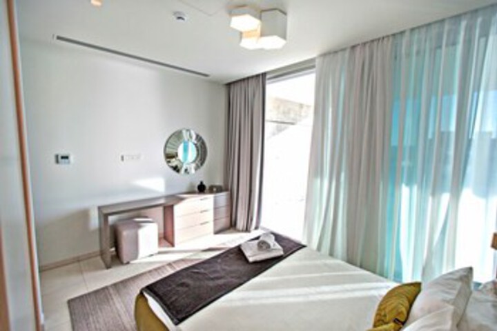Room 11 of 32