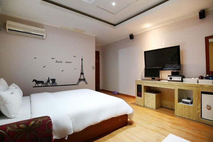Room 14 of 26