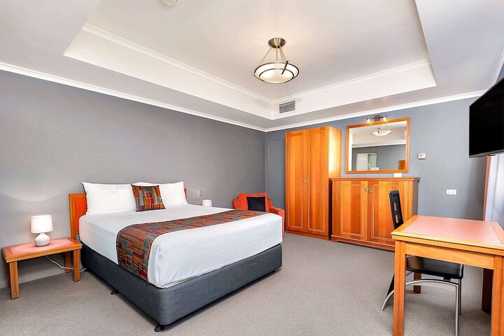 Room 13 of 28