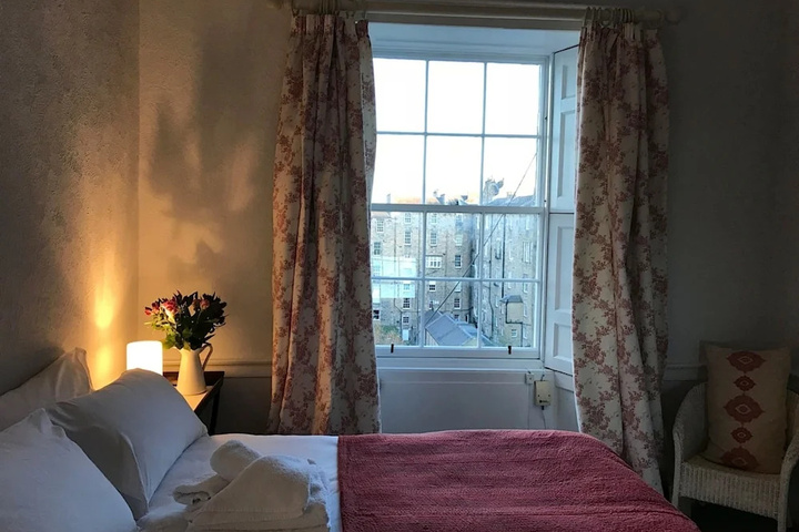 Room 5 of 10