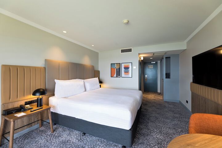 Room 4 of 128