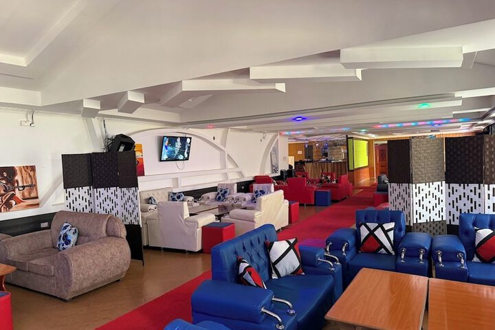 Lounge 19 of 44