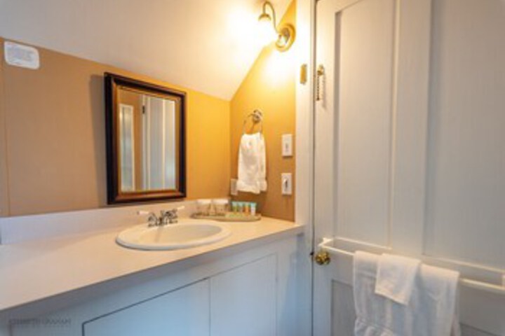 Room 21 of 253