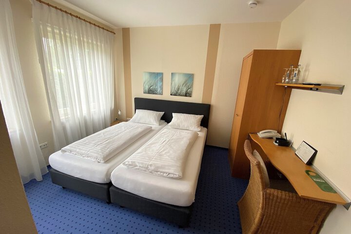 Room 9 of 37