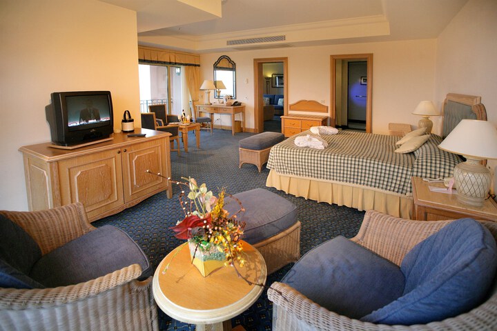 Lounge 124 of 126