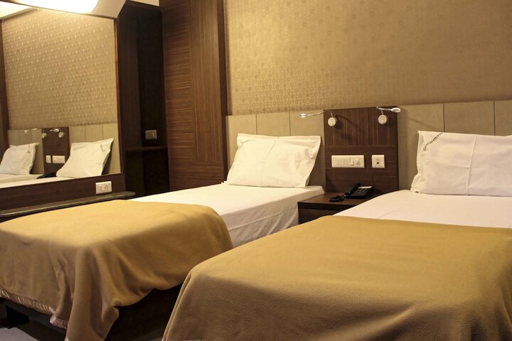 Room 4 of 32