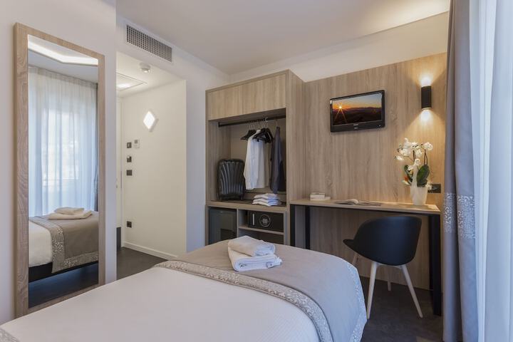 Room 8 of 50