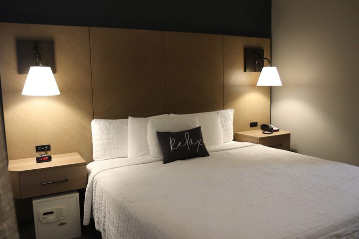 1 King Bed (3 of 37)