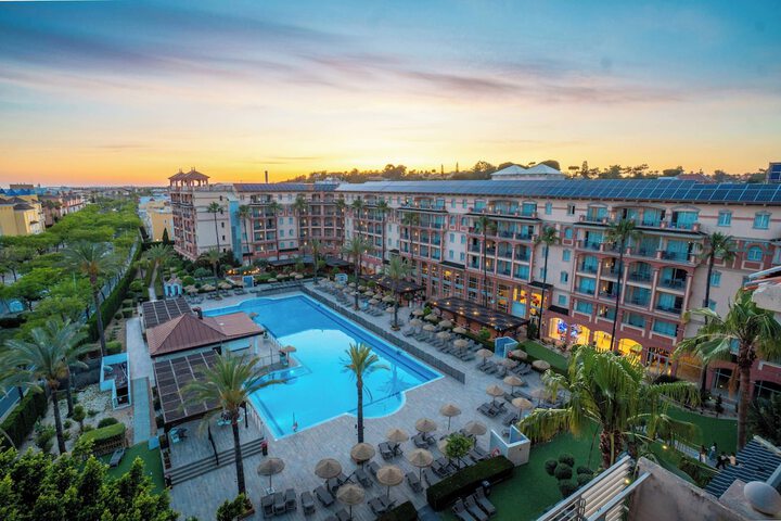 Hotel with Pool