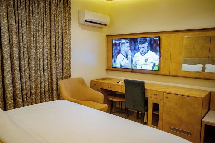 Room 6 of 30