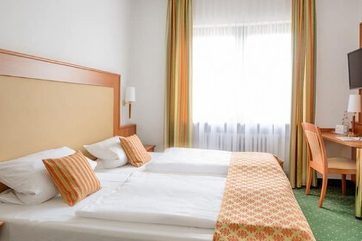 Room 3 of 44