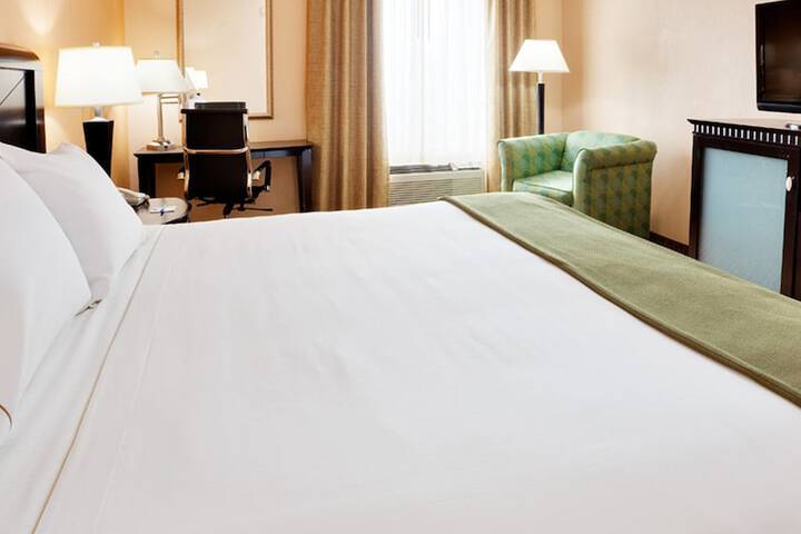1 Queen Bed Accessible Room (8 of 8)