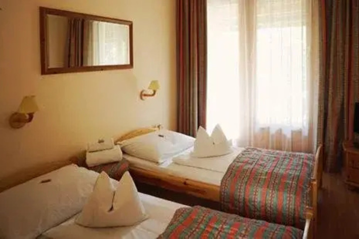 Room 3 of 8