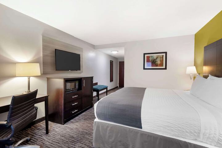 1 King Bed Microwave and Refrigerator Full Breakfast (9 of 14)