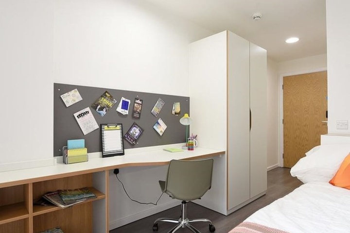 Room 6 of 13