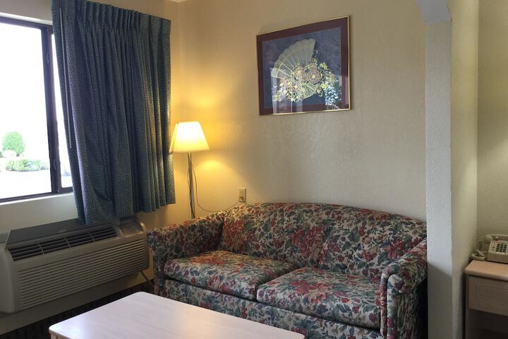 1 King Bed Accessible (7 of 12)