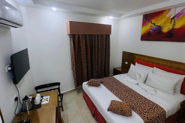 Room 4 of 27
