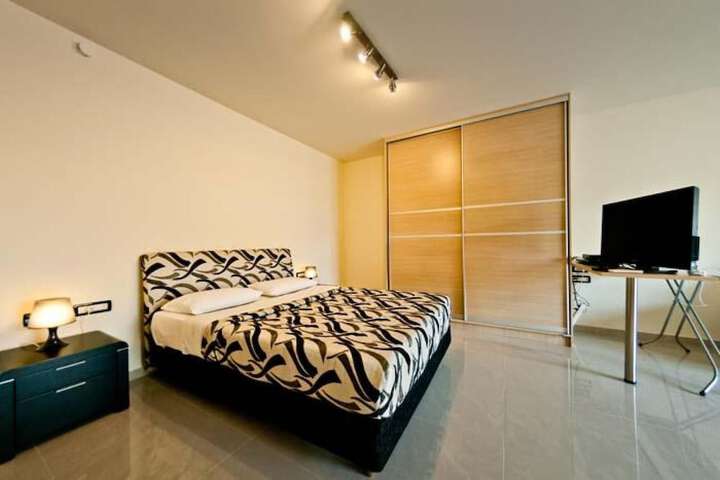Room 16 of 85