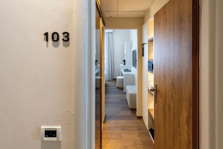 Room 26 of 90
