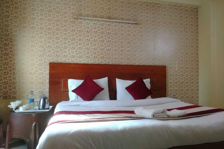 Room 4 of 8