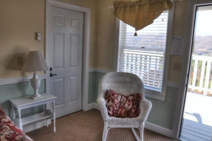 Room 6 of 28