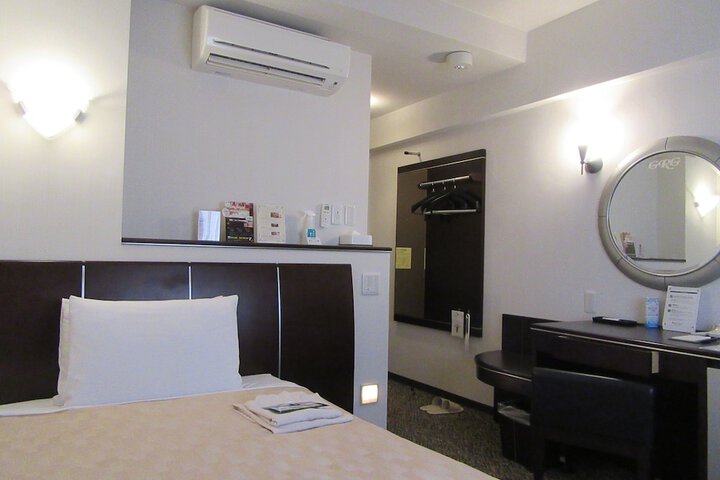 Room 10 of 103