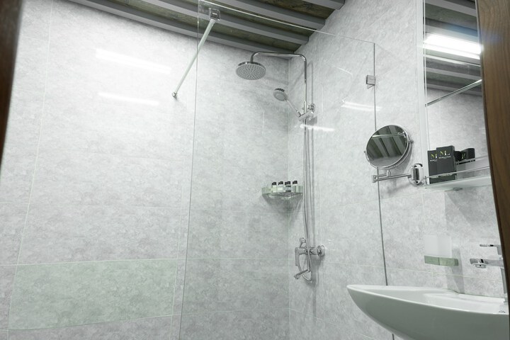Room 11 of 28