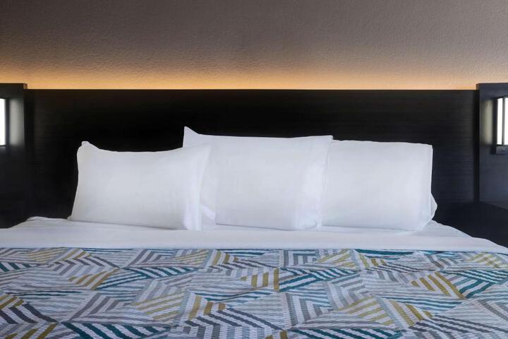 1 King Bed (8 of 10)