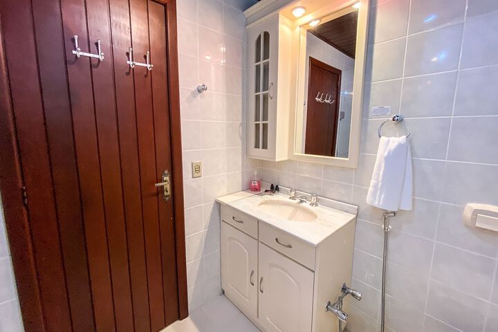 Room 4 of 89