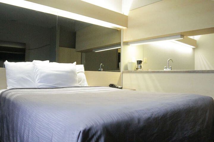 Suite Queen Bed Kitchen (5 of 7)