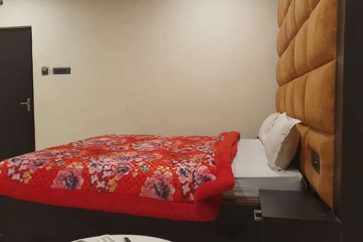 Room 4 of 24