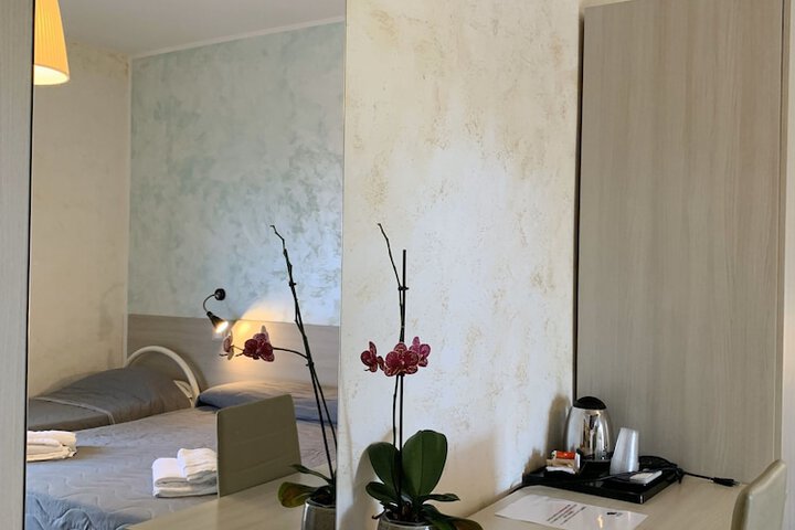 Room 16 of 80