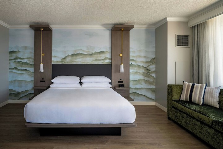 Room 3 of 33
