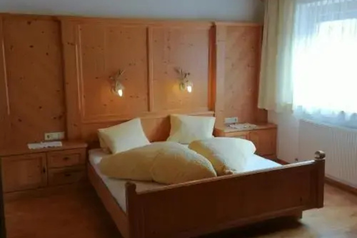 Room 2 of 8