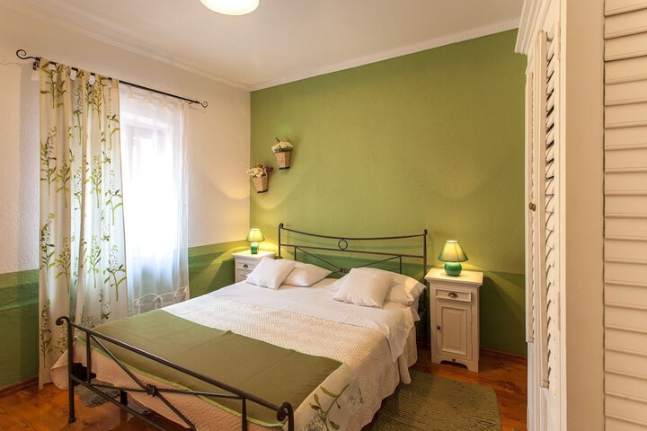 Room 5 of 26