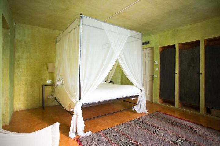 Room 21 of 76
