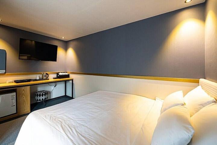 Room 6 of 65