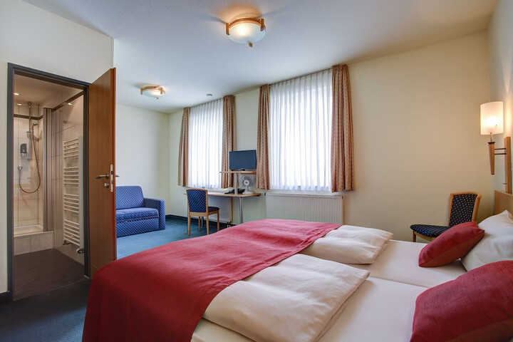 Room 6 of 33