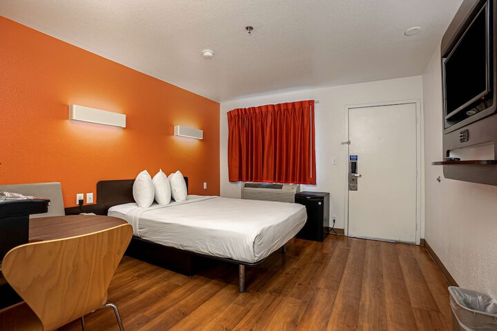 1 Queen Bed (4 of 7)