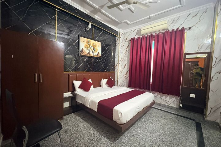 Room 11 of 28