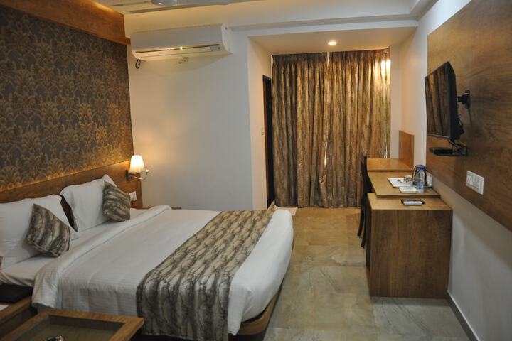 Room 6 of 16